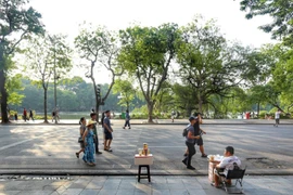 Thủ đô Hà Nội có mưa nhỏ vài nơi, sáng sớm sương mù nhẹ, trưa chiều giảm mây trời nắng. (Ảnh: Tuấn Đức/TTXVN)