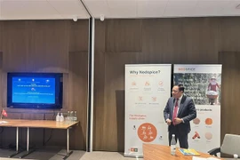 Ông Hồ Tiến Thiệu, Phó Bí thư Tỉnh ủy, Chủ tịch Ủy ban Nhân dân tỉnh Lạng Sơn, giới thiệu sản phẩm địa phương của tỉnh. (Ảnh: TTXVN phát)