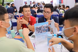 Cán bộ tư vấn của trường đại học Phenikaa giải đáp thắc mắc về chương trình đào tạo, cơ hội nghề nghiệp cũng như chính sách hỗ trợ của nhà trường trong năm 2022. (Ảnh: Thanh Tùng/TTXVN)