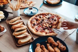 Ăn quá nhiều có thể dẫn đến tình trạng thừa cân, phù nề, thiếu tập trung, gây căng thẳng cho hệ tiêu hóa. (Nguồn: Houstonmethodist)