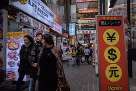 Du khách mua sắm tại quận Myeongdong ở thủ đô Seoul, Hàn Quốc. (Nguồn: AFP/TTXVN) 