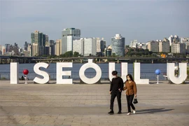 Người dân đeo khẩu trang phòng lây nhiễm COVID-19 tại Seoul, Hàn Quốc, ngày 24/5/2022. (Ảnh: THX/TTXVN) 