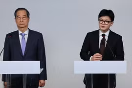 Lãnh đạo đảng Quyền lực quốc dân (PPP) cầm quyền tại Hàn Quốc Han Dong Hoon (phải) và Thủ tướng Han Duck Soo phát biểu tại Seoul, ngày 8/12/2024. (Ảnh: Yonhap/TTXVN)