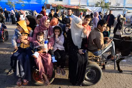 Người dân Palestine trở về nhà ở Khan Yunis, Dải Gaza khi lệnh ngừng bắn có hiệu lực, ngày 24/11/2023. (Ảnh: AFP/TTXVN) 