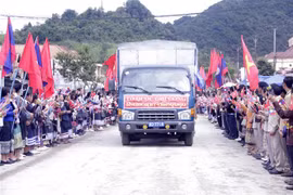 Đông đảo các tầng lớp nhân dân huyện Nong Het, tỉnh Xiengkhuang, Bắc Lào ra tiễn biệt và tri ân các anh hùng liệt sỹ Việt Nam hy sinh vì nền độc lập tự do của 2 nước. (Ảnh: Phạm Kiên/TTXVN) 