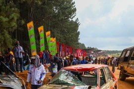 Xe đua đâm vào khán giả tại Sri Lanka