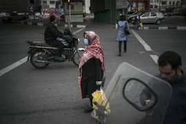 Người dân đeo khẩu trang để phòng tránh lây nhiễm COVID-19 tại Tehran, Iran, ngày 7/3/2020. (Nguồn: THX/TTXVN) 