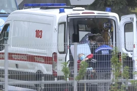 Nhân viên y tế chuyển bệnh nhân COVID-19 vào bệnh viện ở Moskva, Nga ngày 9/10/2020. (Ảnh: AFP/TTXVN) 