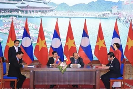 Hai Thủ tướng Việt Nam-Lào đồng chủ trì kỳ họp Ủy ban liên Chính phủ