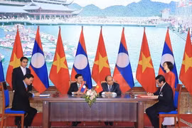 Hai Thủ tướng Việt Nam-Lào đồng chủ trì kỳ họp Ủy ban liên Chính phủ