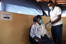 Nhân viên y tế tiêm vaccine phòng COVID-19 cho người dân tại Francistown, Botswana. (Ảnh: AFP/TTXVN) 