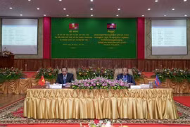 Ông Lâm Minh Thành, Chủ tịch tỉnh Kiên Giang, Việt Nam và ông Mao Thunin, Tỉnh trưởng tỉnh Kampot, Campuchia đồng chủ trì hội nghị sơ kết. (Ảnh: TTXVN phát) 