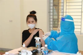 Tiêm vaccine phòng COVID-19 cho người dân. (Ảnh: Bích Huệ/TTXVN) 