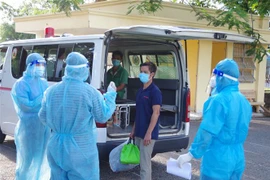 Bác sỹ căn dặn các bệnh nhân được xuất viện trước khi về địa phương. (Ảnh: Hữu Chí/TTXVN) 