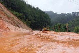 Kon Tum: Mưa lớn khiến nhiều điểm bị sạt lở, ách tắc giao thông