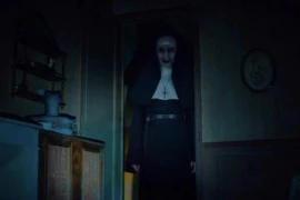 Lấy bối cảnh châu Âu những năm 1950 cùng câu chuyện xoay quanh các bí tích tôn giáo, "The Nun 2" mang phong cách của phim kinh dị đậm màu gothic. (Nguồn: Warner Bros)