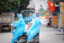Tổ xung kích Đoàn thanh niên huyện Việt Yên hàng ngày chở lương thực tới từng nhà ở thôn Trung Đồng, xã Vân Trung, nơi người dân không được ra khỏi nhà vì bị cách ly. (Ảnh: Danh Lam/TTXVN) 