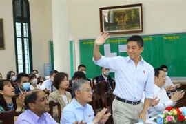 Chủ tịch Quốc hội Singapore Tan Chuan-Jin tại buổi thăm trường THPT Chu Văn An. (Ảnh: Văn Điệp/TTXVN) 