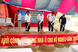 Khởi công xây dựng nhà ở cho người nghèo. (Ảnh: Hoàng Ngọc/TTXVN) 