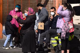 Người tị nạn Ukraine. (Ảnh: AFP/TTXVN) 