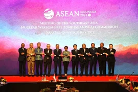 Bộ trưởng Ngoại giao các nước ASEAN và Timor Leste chụp ảnh lưu niệm. (Ảnh: TTXVN phát)