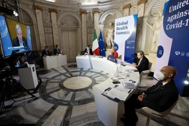 Thủ tướng Italy Mario Draghi (thứ 2 phải) và Chủ tịch Ủy ban châu Âu (EC) Ursula von der Leyen (thứ 3 phải) đồng chủ trì Hội nghị thượng đỉnh y tế toàn cầu tại Roma, Italy, ngày 21/5/2021. (Nguồn: THX/TTXVN) 