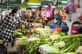 Người tiêu dùng mua hàng tại một chợ ở Quảng Tây, Trung Quốc. (Ảnh: THX/TTXVN)