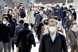 Người dân đeo khẩu trang phòng tránh lây nhiễm COVID-19 tại Tokyo, Nhật Bản ngày 6/4/2020. (Nguồn: Kyodo/TTXVN) 