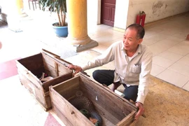Đối tượng Hoàng Văn Dần tại cơ quan công an. (Ảnh: Lục Canh/TTXVN phát) 