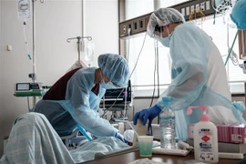 Nhân viên y tế điều trị cho bệnh nhân COVID-19 tại bệnh viện ở Sapporo, Nhật Bản. (Ảnh: AFP/TTXVN) 