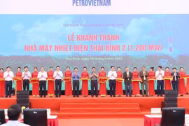 Thủ tướng Phạm Minh Chính cắt băng khánh thành Nhà máy nhiệt điện Thái Bình 2. (Ảnh: Dương Giang/TTXVN)