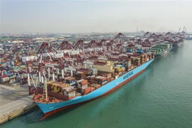 Tàu hàng cập cảng ở thành phố Thanh Đảo, tỉnh Sơn Đông, Trung Quốc. (Nguồn: AFP/TTXVN) 