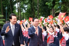 Chủ tịch nước Võ Văn Thưởng và Tổng thống Hàn Quốc Yoon Suk Yeol với thiếu nhi Thủ đô. (Ảnh: Thống Nhất/TTXVN)