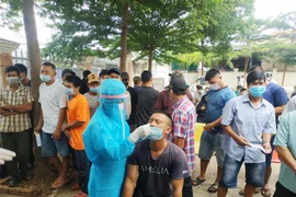 Điểm test nhanh virus SARS-CoV-2 tại Trung tâm Y tế thành phố Buôn Ma Thuột không đảm bảo khoảng cách theo thông điệp 5K của Bộ Y tế. (Ảnh: Tuấn Anh/TTXVN) 