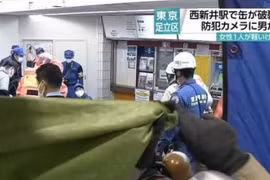 Một chiếc lon bất ngờ phát nổ tại ga Nishiarai ở Adachi, Tokyo. (Nguồn: NHK)