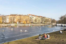 Người dân thư giãn bên dòng kênh Landwehr ở Berlin, trong bối cảnh số ca nhiễm COVID-19 gia tăng trở lại ở Đức, ngày 24/2/2021. (Nguồn: THX/TTXVN) 