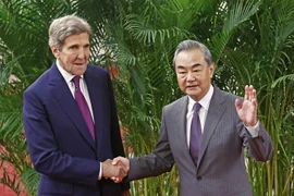 Đặc phái viên về khí hậu của Mỹ, ông John Kerry (trái) trong cuộc gặp với Chủ nhiệm Văn phòng Ủy ban Công tác Đối ngoại Trung ương Trung Quốc Vương Nghị (phải) tại Bắc Kinh, ngày 18/7/2023. (Ảnh: Kyodo/TTXVN)