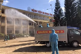 Các chốt chặn kiểm soát chặt chẽ người và phương tiện tại các điểm có trường hợp dương tính với SARS-CoV-2. (Ảnh: Quang Thai/TTXVN) 