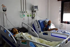 Những người bị thương trong vụ tấn công bằng máy bay không người lái nhằm vào Học viện Quân sự Syria được điều trị tại bệnh viện ở Homs, ngày 5/10/2023. (Ảnh: AFP/TTXVN)