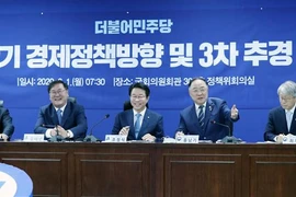 Bộ trưởng Tài chính Hàn Quốc Hong Nam-ki (thứ 2, phải) phát biểu tại cuộc họp về gói cung cấp tài chính khẩn cấp đợt 3 nhằm ứng phó dịch COVID-19, ở Seoul ngày 1/6/2020. (Nguồn: Yonhap/TTXVN) 