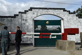 Lực lượng an ninh Afghanistan gác bên ngoài Đại sứ quán Pakistan ở Kabul. (Ảnh: AFP/TTXVN)