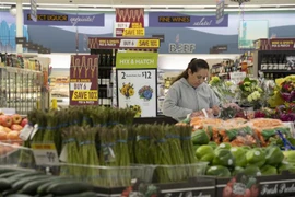 Khách hàng lựa chọn hàng hóa trong siêu thị ở San Mateo, bang California (Mỹ) ngày 12/4/2023. (Ảnh: THX/TTXVN)