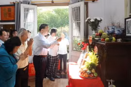 Tổng Bí thư, Chủ tịch nước Tô Lâm dâng hương tưởng niệm nhạc sỹ Văn Cao - tác giả Quốc ca Việt Nam. (Ảnh: Lâm Khánh/TTXVN)