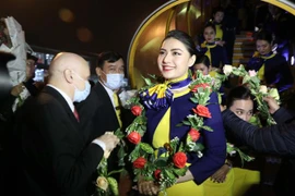 Chào đón phi hành đoàn máy bay A321CEO lần đầu tiên hạ cánh tại Cảng Hàng không Quốc tế Phú Bài. (Ảnh: Đỗ Trưởng/TTXVN)