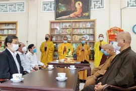 Quang cảnh lễ công bố quyết định bổ nhiệm chư Tăng trụ trì các chùa tại huyện đảo Trường Sa. (Ảnh: TTXVN phát) 