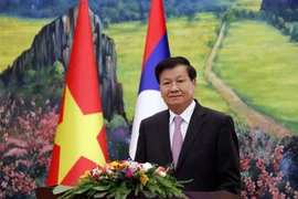 Tổng Bí thư, Chủ tịch nước Lào Thongloun Sisoulith trả lời phỏng vấn báo chí Việt Nam và Lào. (Ảnh: Phạm Kiên/TTXVN) 