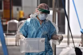 Nhân viên y tế làm việc tại điểm xét nghiệm COVID-19 dã chiến ở bệnh viện Vibhavadi, Bangkok, Thái Lan ngày 14/4/2020. (Nguồn: AFP/TTXVN) 