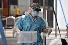 Nhân viên y tế làm việc tại điểm xét nghiệm COVID-19 dã chiến ở bệnh viện Vibhavadi, Bangkok, Thái Lan ngày 14/4/2020. (Nguồn: AFP/TTXVN) 
