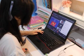 Học sinh học trực tuyến. (Ảnh: Thanh Tùng/TTXVN) 