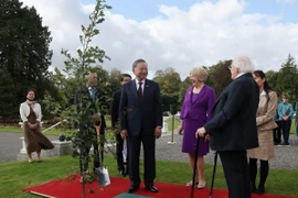 Tổng thống Ireland Michael D. Higgins cùng Phu nhân và Tổng Bí thư, Chủ tịch nước Tô Lâm tại lễ trồng cây. Ảnh: Trí Dũng – TTXVN